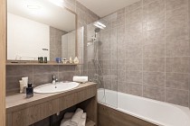 Les Clarines - badkamer met wastafel en ligbad